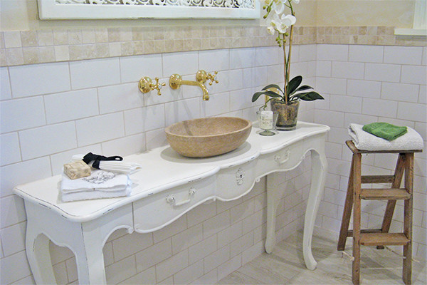 Inspiration för ett mellanstort lantligt en-suite badrum, med ett badkar med tassar, keramikplattor, klinkergolv i porslin, ett fristående handfat, möbel-liknande, vita skåp, vit kakel, vita väggar, träbänkskiva och beiget golv