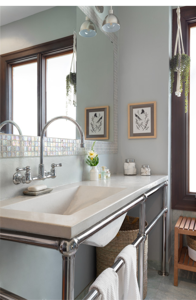 Источник вдохновения для домашнего уюта: ванная комната в стиле неоклассика (современная классика) с серыми стенами, монолитной раковиной, серым полом, белой столешницей и тумбой под одну раковину