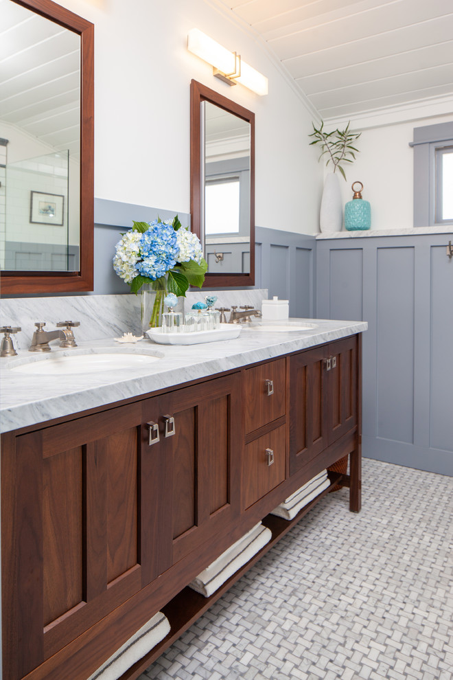Foto på ett amerikanskt vit badrum, med skåp i shakerstil, skåp i mellenmörkt trä, en öppen dusch, en toalettstol med separat cisternkåpa, grå väggar, mosaikgolv, ett undermonterad handfat, marmorbänkskiva, grått golv och med dusch som är öppen