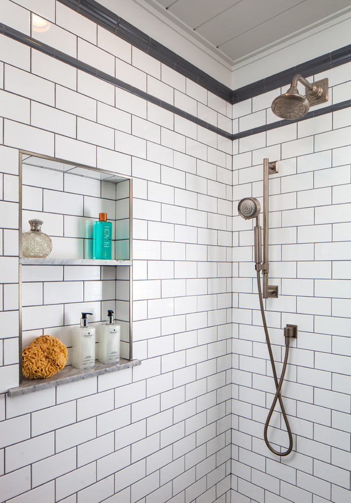 Bild på ett amerikanskt vit vitt badrum, med skåp i shakerstil, skåp i mellenmörkt trä, en öppen dusch, en toalettstol med separat cisternkåpa, grå väggar, mosaikgolv, ett undermonterad handfat, marmorbänkskiva, grått golv och med dusch som är öppen