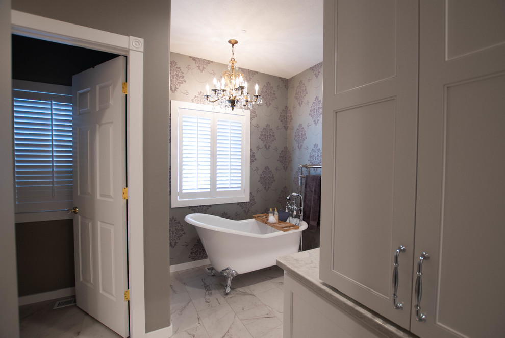 Idéer för ett klassiskt en-suite badrum, med möbel-liknande, vita skåp, ett badkar med tassar, våtrum, grå väggar, marmorgolv, ett undermonterad handfat, bänkskiva i kvarts, vitt golv och dusch med gångjärnsdörr