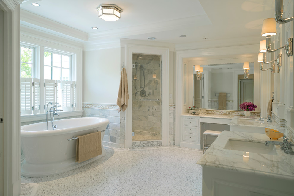 Großes Klassisches Badezimmer mit weißen Schränken, Marmor-Waschbecken/Waschtisch, freistehender Badewanne, Eckdusche und weißer Wandfarbe in Boston