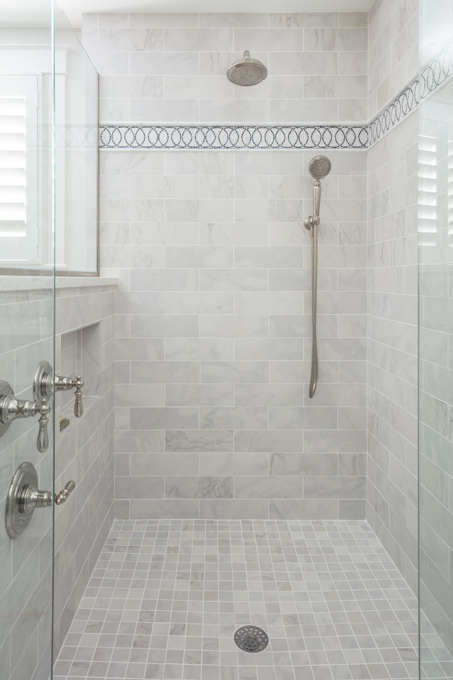 ボストンにある高級な広いトラディショナルスタイルのおしゃれな浴室 (コーナー設置型シャワー、グレーのタイル、グレーの壁、開き戸のシャワー、大理石タイル、大理石の床、グレーの床) の写真