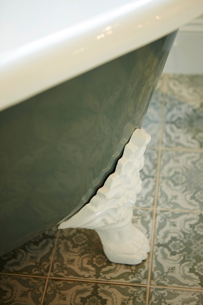 Пример оригинального дизайна: главная ванная комната среднего размера в классическом стиле с фасадами островного типа, белыми фасадами, ванной на ножках, душем в нише, унитазом-моноблоком, белой плиткой, керамогранитной плиткой, белыми стенами, полом из керамической плитки, врезной раковиной, столешницей из искусственного кварца, зеленым полом и душем с распашными дверями