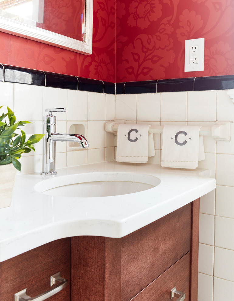 Идея дизайна: маленькая ванная комната в стиле неоклассика (современная классика) с плоскими фасадами, темными деревянными фасадами, белой плиткой, плиткой кабанчик, красными стенами, полом из мозаичной плитки, душевой кабиной, врезной раковиной, столешницей из искусственного кварца, белым полом и белой столешницей для на участке и в саду