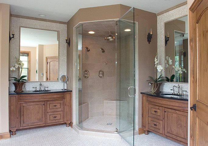 На фото: главная ванная комната в классическом стиле с фасадами цвета дерева среднего тона, угловым душем, бежевыми стенами, столешницей из гранита, белой плиткой, полом из керамогранита и врезной раковиной