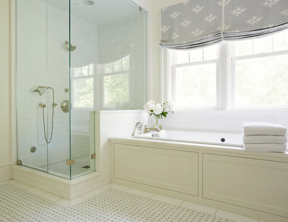 Cette image montre une salle de bain principale rustique avec des portes de placard blanches, une baignoire posée, une douche d'angle, un carrelage métro, un mur blanc, un sol jaune et une cabine de douche à porte battante.