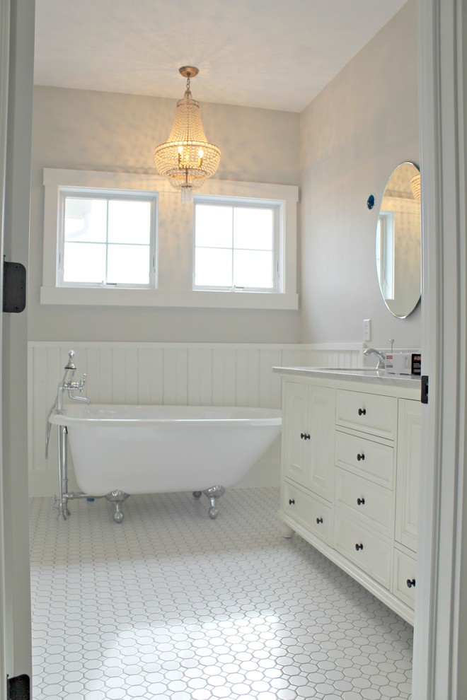 Idéer för mellanstora lantliga en-suite badrum, med luckor med profilerade fronter, vita skåp, ett badkar med tassar, en dusch i en alkov, vit kakel, tunnelbanekakel, beige väggar, klinkergolv i keramik, ett undermonterad handfat, marmorbänkskiva, vitt golv och dusch med gångjärnsdörr