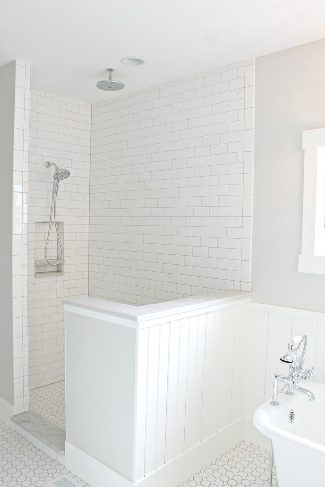 Inredning av ett lantligt mellanstort en-suite badrum, med luckor med profilerade fronter, vita skåp, ett badkar med tassar, en dusch i en alkov, vit kakel, tunnelbanekakel, beige väggar, klinkergolv i keramik, ett undermonterad handfat, marmorbänkskiva, vitt golv och dusch med gångjärnsdörr