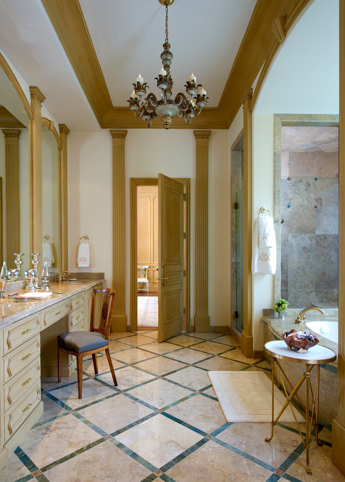 Идея дизайна: ванная комната в классическом стиле с бежевыми фасадами, полновстраиваемой ванной и фасадами с утопленной филенкой