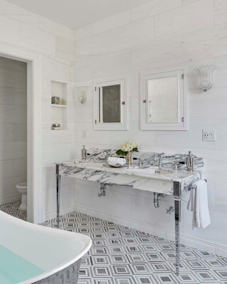 Идея дизайна: ванная комната в классическом стиле с белыми фасадами, отдельно стоящей ванной, душем в нише, белой плиткой, мраморной столешницей, душем с распашными дверями и разноцветной столешницей