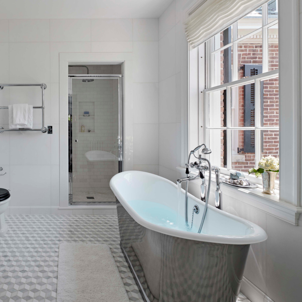 Idéer för ett klassiskt badrum, med ett fristående badkar, en dusch i en alkov och dusch med gångjärnsdörr
