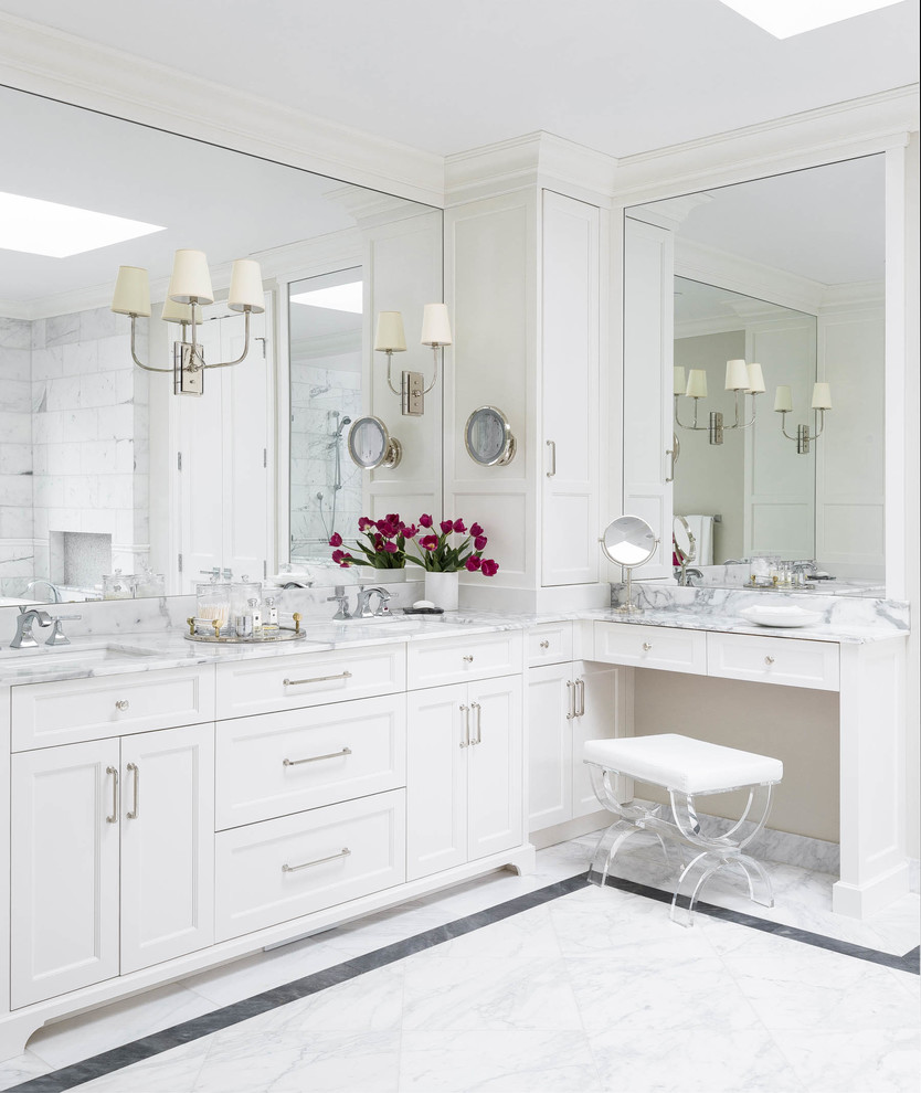 Inredning av ett klassiskt vit vitt badrum, med skåp i shakerstil, vita skåp, vita väggar, marmorgolv, ett undermonterad handfat, marmorbänkskiva och vitt golv