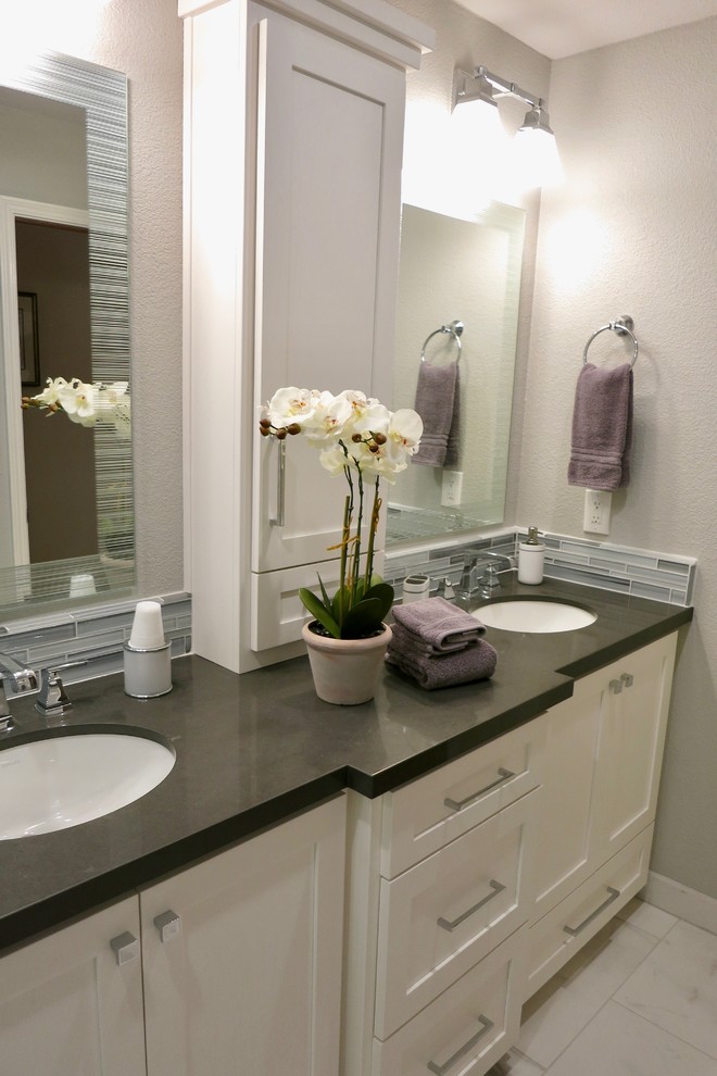 Example of a mid-sized transitional multicolored tile and glass tile porcelain tile and multicolored floor bathroom design in Portland with shaker cabinets, white cabinets, a two-piece toilet, gray walls, an undermount sink and quartz countertops