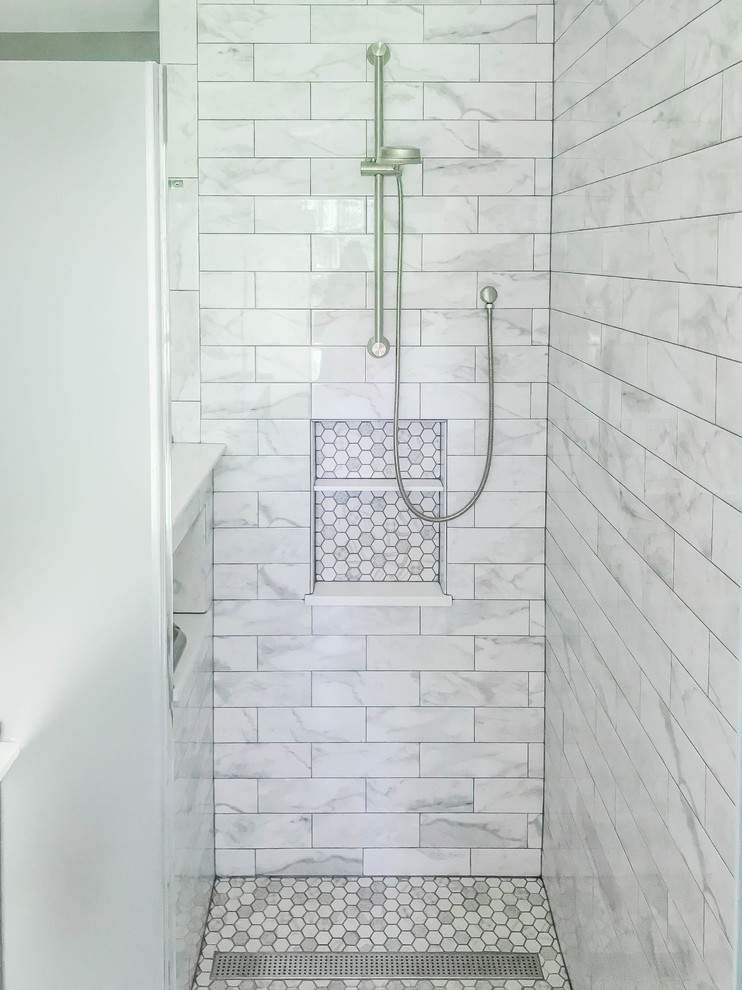 Exempel på ett mellanstort klassiskt grå grått en-suite badrum, med luckor med profilerade fronter, vita skåp, en hörndusch, grå kakel, porslinskakel, grå väggar, mellanmörkt trägolv, ett undermonterad handfat, bänkskiva i kvarts, grått golv och dusch med gångjärnsdörr