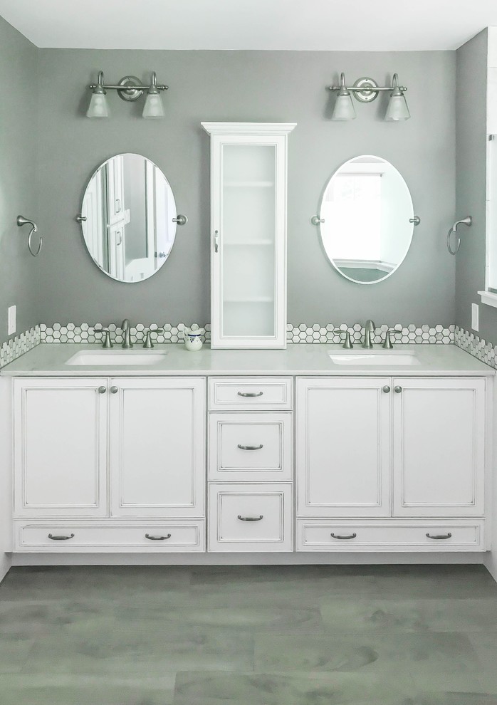 Bild på ett mellanstort vintage grå grått en-suite badrum, med luckor med profilerade fronter, vita skåp, grå kakel, porslinskakel, grå väggar, mellanmörkt trägolv, ett undermonterad handfat, bänkskiva i kvarts och grått golv