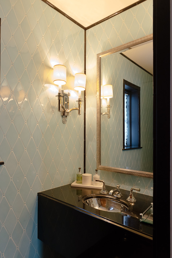 Idee per un piccolo bagno di servizio classico con piastrelle blu, piastrelle in ceramica, pavimento in legno massello medio e lavabo sottopiano