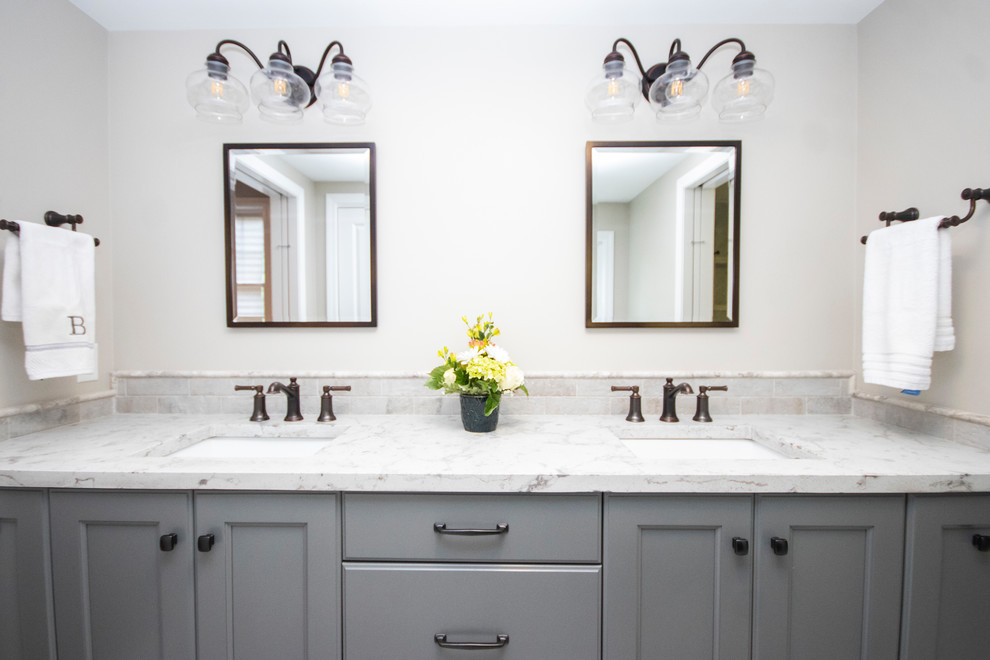 Idéer för att renovera ett mellanstort vintage vit vitt en-suite badrum, med luckor med infälld panel, grå skåp, en dusch i en alkov, en toalettstol med separat cisternkåpa, grå kakel, stenkakel, grå väggar, klinkergolv i porslin, ett undermonterad handfat, bänkskiva i betong, vitt golv och dusch med gångjärnsdörr