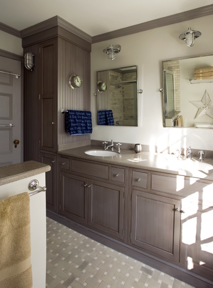 Пример оригинального дизайна: ванная комната среднего размера в классическом стиле с коричневыми фасадами