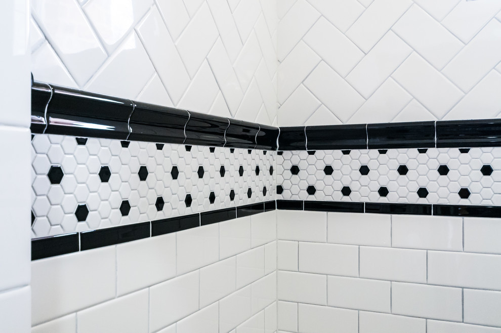 Стильный дизайн: главная ванная комната среднего размера в классическом стиле с консольной раковиной, плоскими фасадами, черными фасадами, мраморной столешницей, открытым душем, унитазом-моноблоком, белой плиткой, керамической плиткой, серыми стенами и полом из керамической плитки - последний тренд