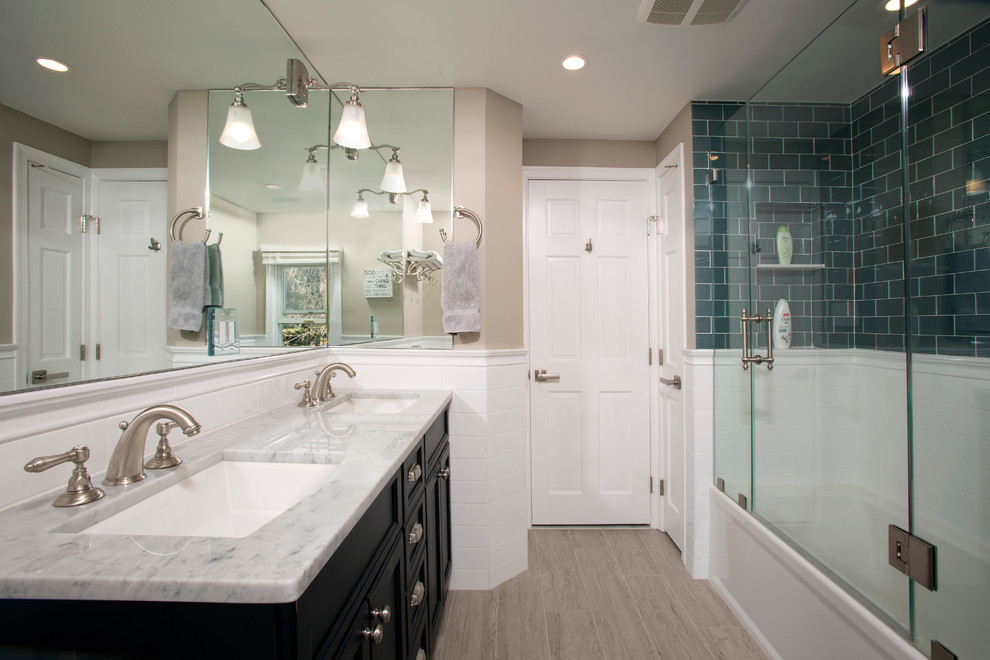 Ejemplo de cuarto de baño clásico con lavabo integrado, armarios con paneles empotrados, puertas de armario de madera en tonos medios, sanitario de una pieza, baldosas y/o azulejos blancos y paredes beige