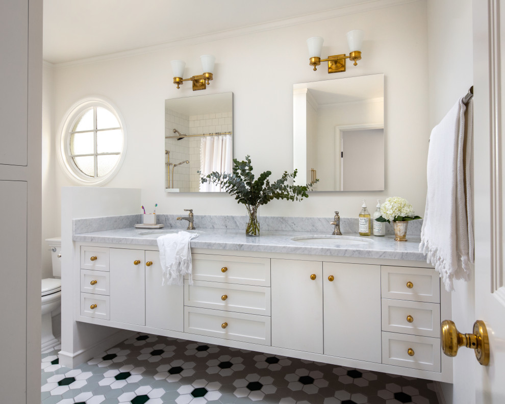 Пример оригинального дизайна: главная ванная комната среднего размера в классическом стиле с ванной в нише, душем над ванной, белой плиткой, керамической плиткой, белыми стенами, полом из керамической плитки, мраморной столешницей, зеленым полом, шторкой для ванной и белой столешницей