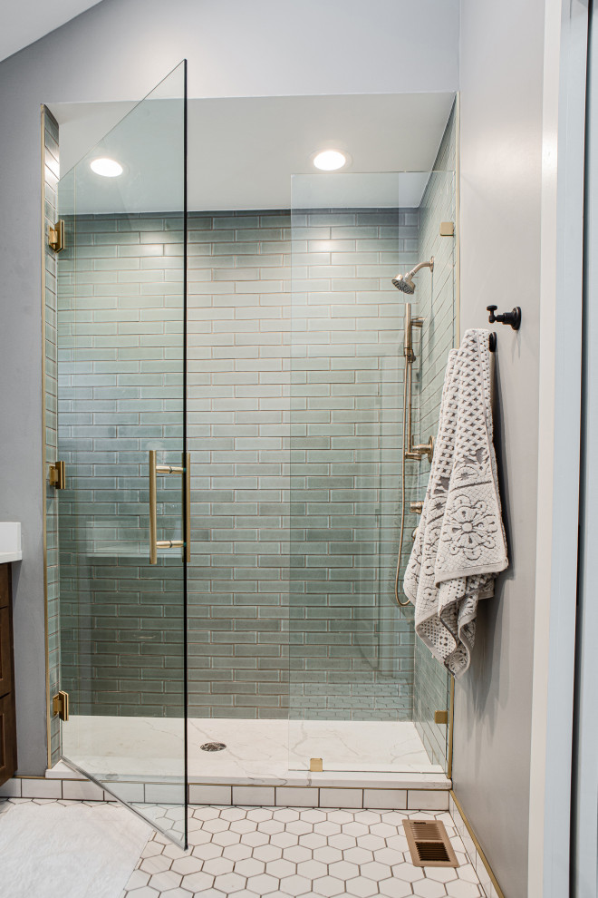 Foto på ett mellanstort vintage vit en-suite badrum, med skåp i mörkt trä, en dusch i en alkov, vit kakel, keramikplattor, vita väggar, klinkergolv i keramik, vitt golv och dusch med gångjärnsdörr