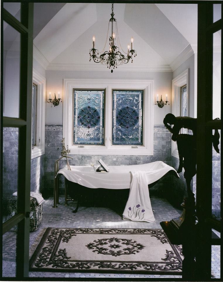 Idéer för ett mellanstort klassiskt badrum, med ett undermonterad handfat, luckor med upphöjd panel, skåp i mörkt trä, marmorbänkskiva, ett badkar med tassar, en dusch i en alkov, en toalettstol med separat cisternkåpa, grå kakel, grå väggar och marmorgolv
