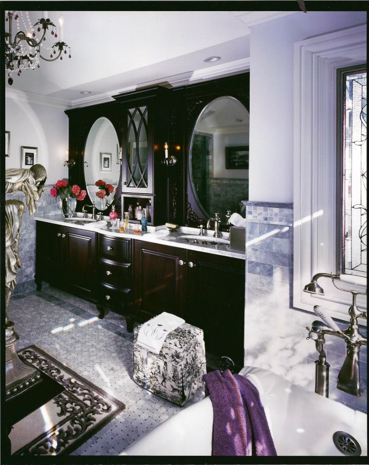Idées déco pour une douche en alcôve classique en bois foncé de taille moyenne avec un lavabo encastré, un placard avec porte à panneau surélevé, un plan de toilette en marbre, une baignoire sur pieds, WC séparés, un carrelage gris, un mur gris et un sol en marbre.