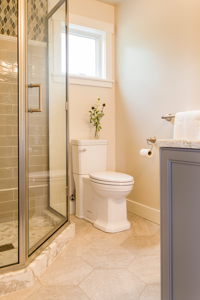 Inspiration för ett litet vintage vit vitt badrum med dusch, med en hörndusch, en toalettstol med separat cisternkåpa, brun kakel, tunnelbanekakel, travertin golv, beiget golv, dusch med gångjärnsdörr, grå skåp, beige väggar och granitbänkskiva