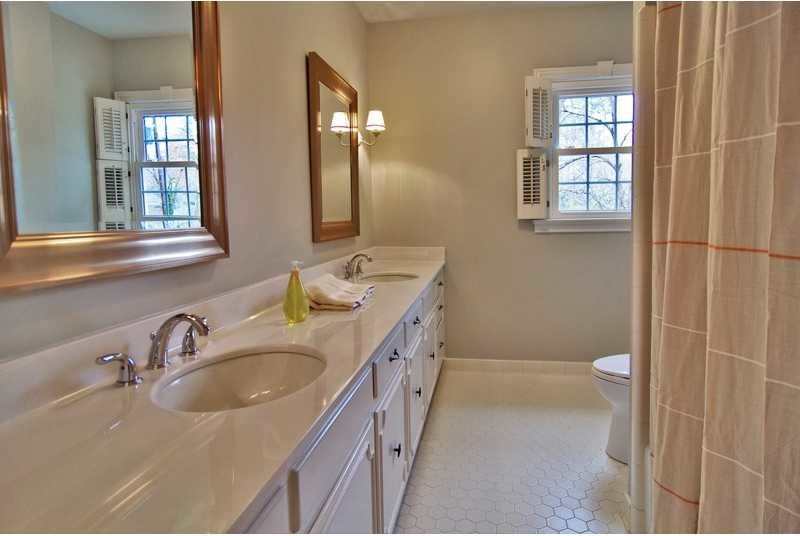 This is an example of a classic bathroom in Atlanta.
