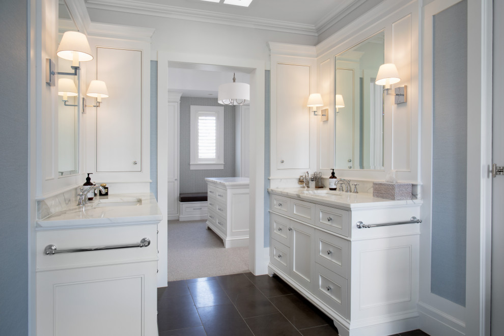 Diseño de cuarto de baño principal y a medida clásico con armarios estilo shaker, puertas de armario blancas, suelo de baldosas de porcelana, encimera de mármol y papel pintado