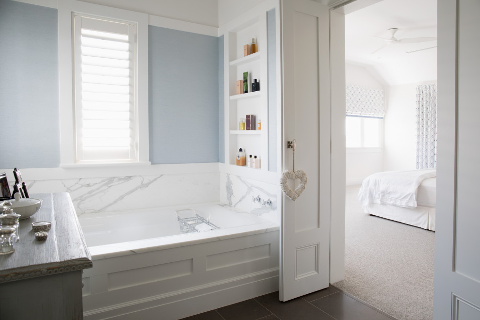 Exempel på ett klassiskt en-suite badrum, med skåp i shakerstil, vita skåp, klinkergolv i porslin och marmorbänkskiva