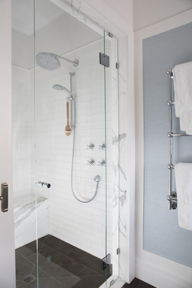 Idéer för vintage en-suite badrum, med skåp i shakerstil, vita skåp, klinkergolv i porslin och marmorbänkskiva