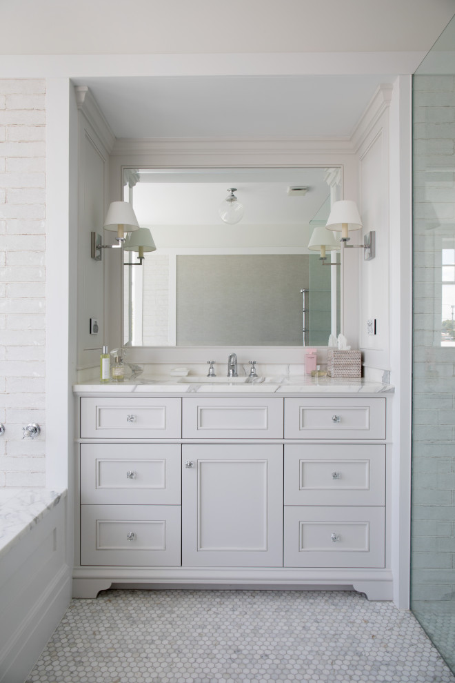 Inspiration för ett vintage vit vitt badrum, med vita skåp, ett undermonterat badkar, mosaikgolv, marmorbänkskiva, luckor med infälld panel, en kantlös dusch, ett undermonterad handfat och vitt golv
