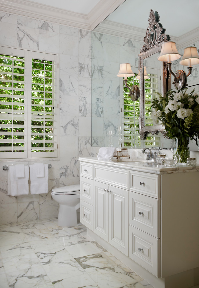 Idéer för stora vintage en-suite badrum, med luckor med upphöjd panel, vit kakel, vita skåp, marmorkakel, grå väggar, marmorgolv, ett undermonterad handfat, marmorbänkskiva och vitt golv