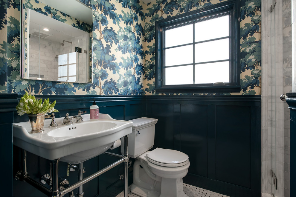 Klassisches Duschbad mit Wandtoilette mit Spülkasten, bunten Wänden, Waschtischkonsole und buntem Boden in San Francisco