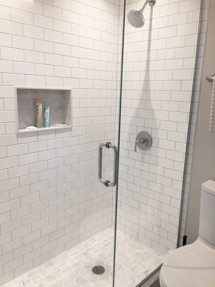 Foto di una piccola stanza da bagno con doccia tradizionale con WC a due pezzi, piastrelle bianche, piastrelle diamantate, pavimento in marmo, pavimento bianco e porta doccia a battente