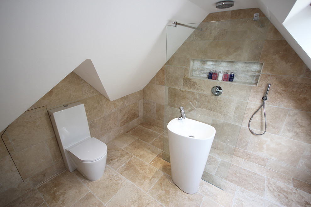 Idéer för mellanstora funkis en-suite badrum, med ett hörnbadkar, våtrum, en toalettstol med separat cisternkåpa, beige kakel, stenkakel, beige väggar, travertin golv och beiget golv