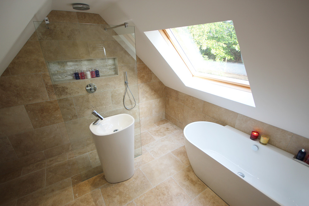 Immagine di una stanza da bagno padronale design di medie dimensioni con vasca ad angolo, zona vasca/doccia separata, WC a due pezzi, piastrelle beige, piastrelle in pietra, pareti beige, pavimento in travertino e pavimento beige