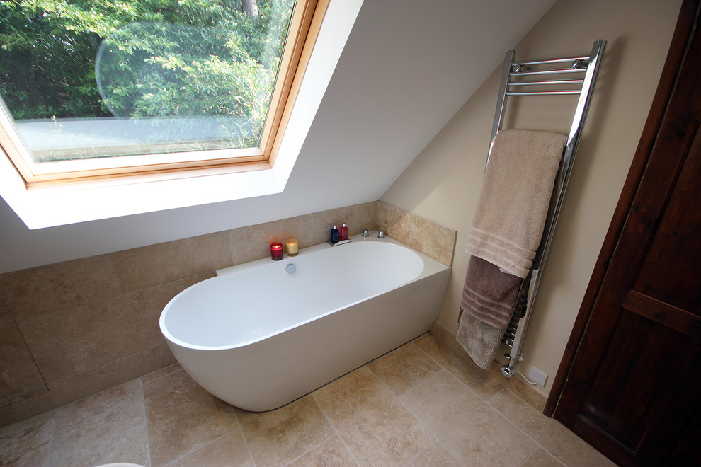 Idée de décoration pour une salle de bain principale design de taille moyenne avec une baignoire d'angle, un espace douche bain, WC séparés, un carrelage beige, un carrelage de pierre, un mur beige, un sol en travertin et un sol beige.
