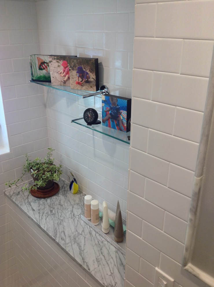 Mittelgroßes Maritimes Badezimmer En Suite mit offener Dusche, weißen Fliesen, Metrofliesen, weißer Wandfarbe und Marmorboden in Kolumbus