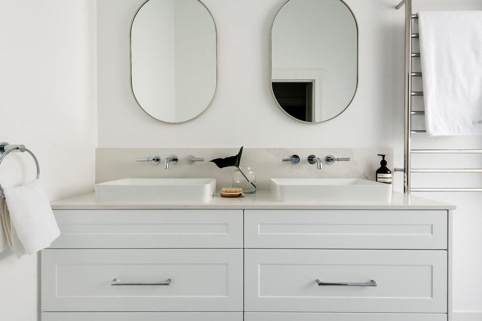 Inspiration för mellanstora klassiska vitt en-suite badrum, med luckor med infälld panel, vita skåp, en öppen dusch, vit kakel, tunnelbanekakel, vita väggar, klinkergolv i porslin, bänkskiva i kvarts, blått golv och med dusch som är öppen