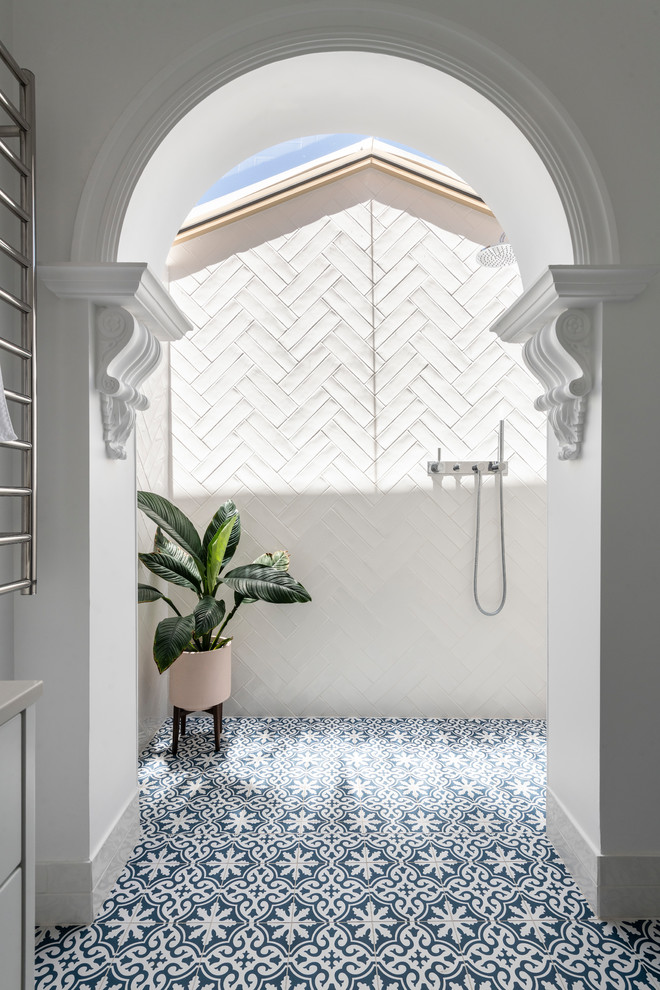 На фото: главная ванная комната среднего размера в стиле неоклассика (современная классика) с белой плиткой, плиткой кабанчик, белыми стенами, полом из керамогранита, синим полом, открытым душем и душем без бортиков