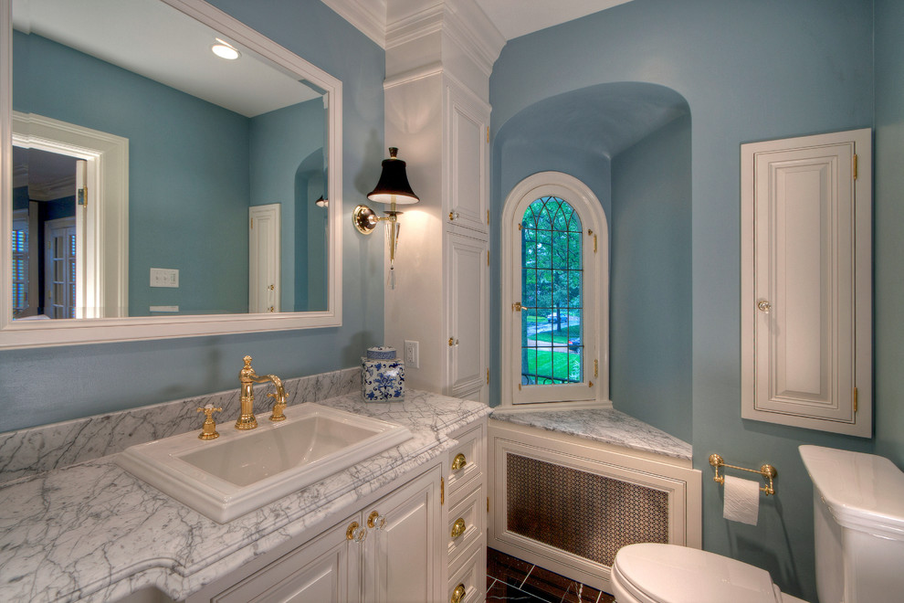 Источник вдохновения для домашнего уюта: главная ванная комната среднего размера в классическом стиле с накладной раковиной, фасадами с выступающей филенкой, белыми фасадами, мраморной столешницей, угловым душем, раздельным унитазом, разноцветной плиткой, каменной плиткой, синими стенами и мраморным полом