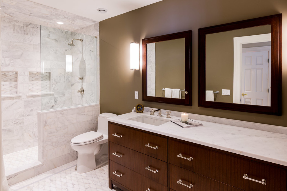 Idées déco pour une grande salle de bain classique en bois foncé avec un placard à porte plane, une douche ouverte, WC à poser, un carrelage blanc, un carrelage de pierre, un mur marron, un sol en marbre, un lavabo encastré et un plan de toilette en marbre.