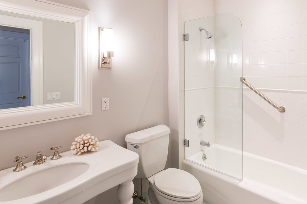 На фото: ванная комната среднего размера в стиле неоклассика (современная классика) с открытыми фасадами, белыми фасадами, ванной в нише, душем над ванной, раздельным унитазом, зеленой плиткой, каменной плиткой, серыми стенами, мраморным полом и консольной раковиной