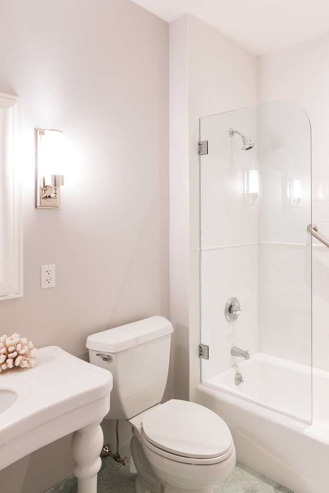 Idéer för att renovera ett mellanstort vintage badrum, med öppna hyllor, vita skåp, ett badkar i en alkov, en dusch/badkar-kombination, en toalettstol med separat cisternkåpa, grön kakel, stenkakel, grå väggar, marmorgolv och ett konsol handfat