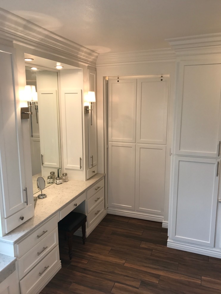 Foto på ett stort vintage en-suite badrum, med skåp i shakerstil, vita skåp, en jacuzzi, vit kakel, tunnelbanekakel, grå väggar och bänkskiva i kvartsit
