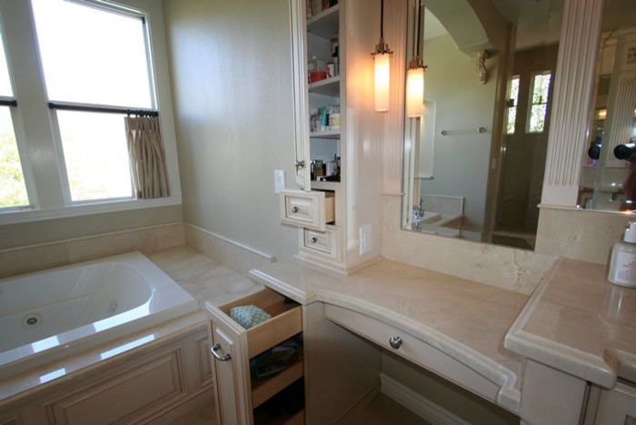 Idee per una stanza da bagno classica con lavabo sottopiano, consolle stile comò, ante beige, top in marmo, vasca da incasso, doccia aperta, piastrelle beige e piastrelle in pietra